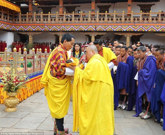 Bhutan: Chùm ảnh lễ Khai tâm đặt tên Hoàng tử theo nghi thức Phật Giáo