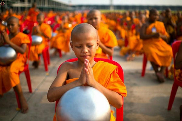 Thái Lan: Chùm ảnh 100 nghìn vị Tăng khất thực tại Tu viện Dhammakaya