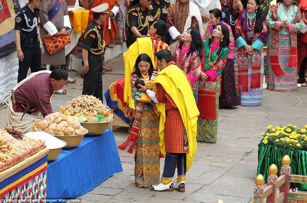 Bhutan: Chùm ảnh lễ Khai tâm đặt tên Hoàng tử theo nghi thức Phật Giáo