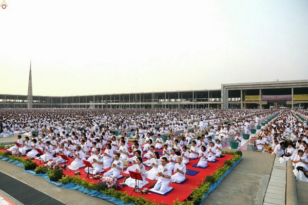 Thái Lan: Chùm ảnh 100 nghìn vị Tăng khất thực tại Tu viện Dhammakaya