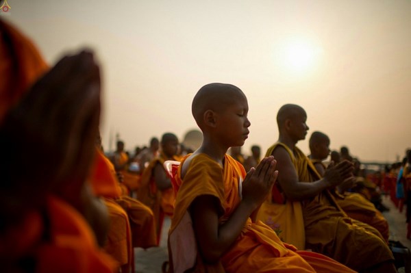 Thái Lan: Chùm ảnh 100 nghìn vị Tăng khất thực tại Tu viện Dhammakaya
