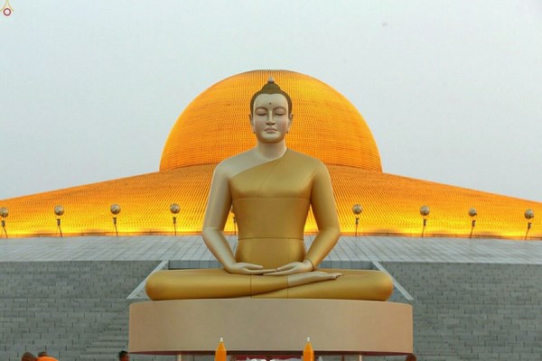 Thái Lan: Chùm ảnh 100 nghìn vị Tăng khất thực tại Tu viện Dhammakaya