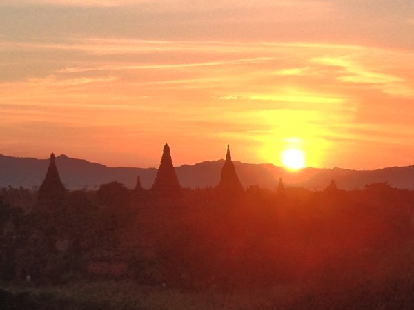 Myanmar: Chùm ảnh Ngôi Cổ tự Shwesantaw đầy quyến rũ khi ánh bình minh tỏa rạng