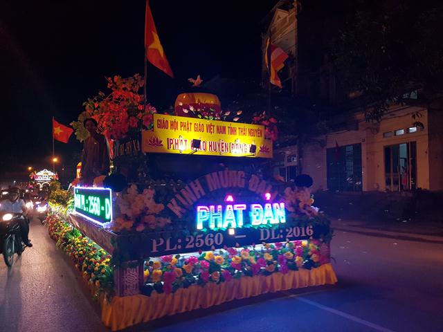 Chùm ảnh Phật giáo Thái Nguyên diễu hành xe hoa chào mừng khánh đản PL 2560- DL 2016