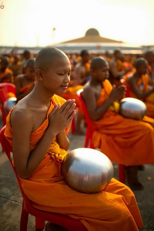 Thái Lan: Chùm ảnh 100 nghìn vị Tăng khất thực tại Tu viện Dhammakaya
