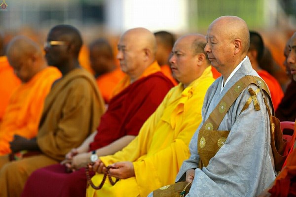 Thái Lan: Chùm ảnh 100 nghìn vị Tăng khất thực tại Tu viện Dhammakaya