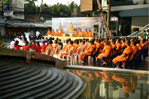 Thái Lan: Chùm ảnh 100 vị tân xuất gia khất thực gieo duyên tại tỉnh Surat Thani