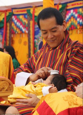 Bhutan: Chùm ảnh lễ Khai tâm đặt tên Hoàng tử theo nghi thức Phật Giáo