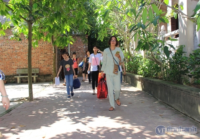 300 em học sinh lên chùa học đạo đức vào ngày Tết thiếu nhi