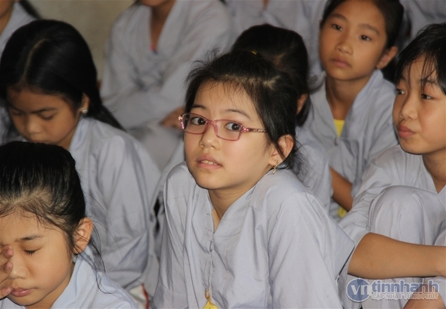 300 em học sinh lên chùa học đạo đức vào ngày Tết thiếu nhi