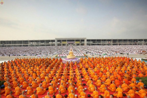 Thái Lan: Chùm ảnh 100 nghìn vị Tăng khất thực tại Tu viện Dhammakaya