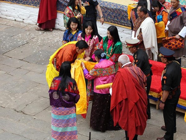Bhutan: Chùm ảnh lễ Khai tâm đặt tên Hoàng tử theo nghi thức Phật Giáo
