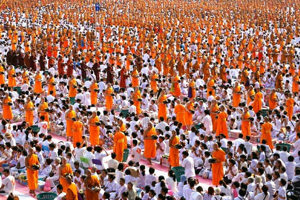 Thái Lan: Chùm ảnh 100 nghìn vị Tăng khất thực tại Tu viện Dhammakaya
