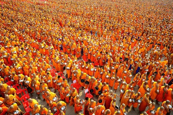 Thái Lan: Chùm ảnh 100 nghìn vị Tăng khất thực tại Tu viện Dhammakaya
