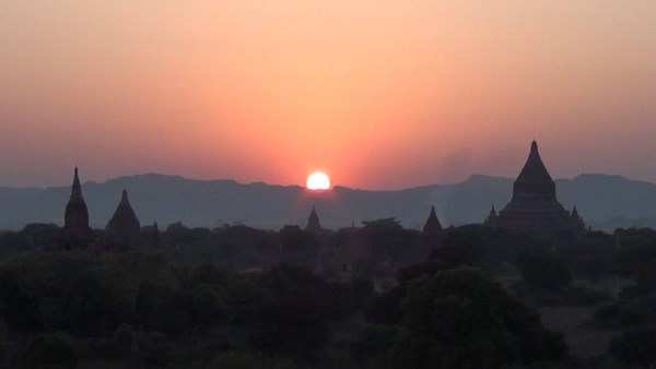 Myanmar: Chùm ảnh Ngôi Cổ tự Shwesantaw đầy quyến rũ khi ánh bình minh tỏa rạng