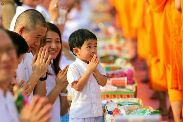 Thái Lan: Chùm ảnh 100 nghìn vị Tăng khất thực tại Tu viện Dhammakaya
