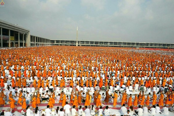 Thái Lan: Chùm ảnh 100 nghìn vị Tăng khất thực tại Tu viện Dhammakaya