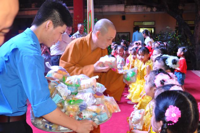 Hà Nội: Đêm văn nghệ mừng ngày Quốc tế thiếu nhi tại chùa Bằng