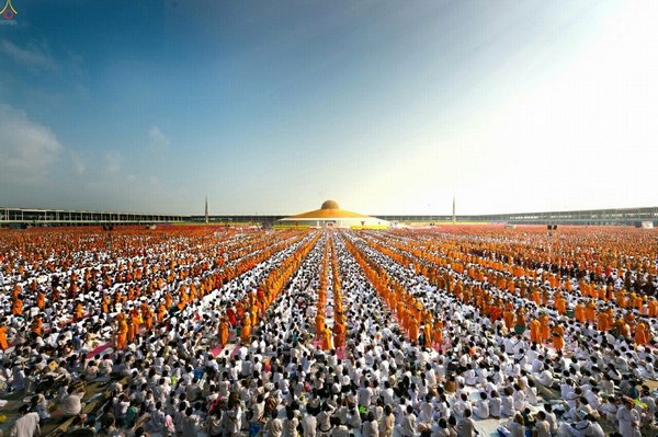 Thái Lan: Chùm ảnh 100 nghìn vị Tăng khất thực tại Tu viện Dhammakaya