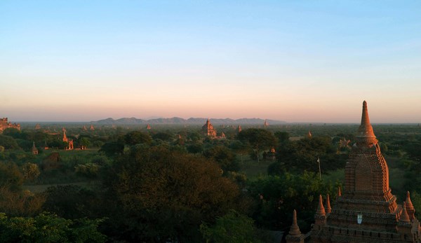 Myanmar: Chùm ảnh Ngôi Cổ tự Shwesantaw đầy quyến rũ khi ánh bình minh tỏa rạng