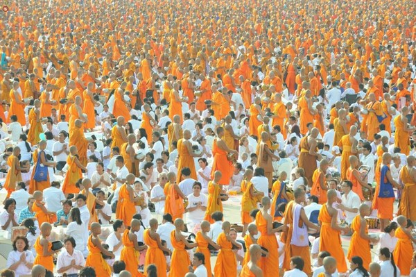 Thái Lan: Chùm ảnh 100 nghìn vị Tăng khất thực tại Tu viện Dhammakaya