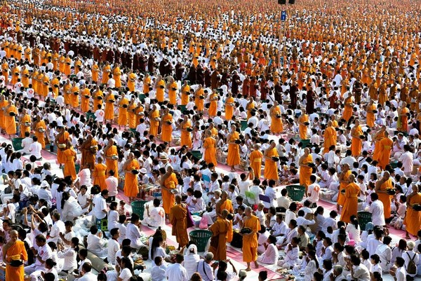 Thái Lan: Chùm ảnh 100 nghìn vị Tăng khất thực tại Tu viện Dhammakaya