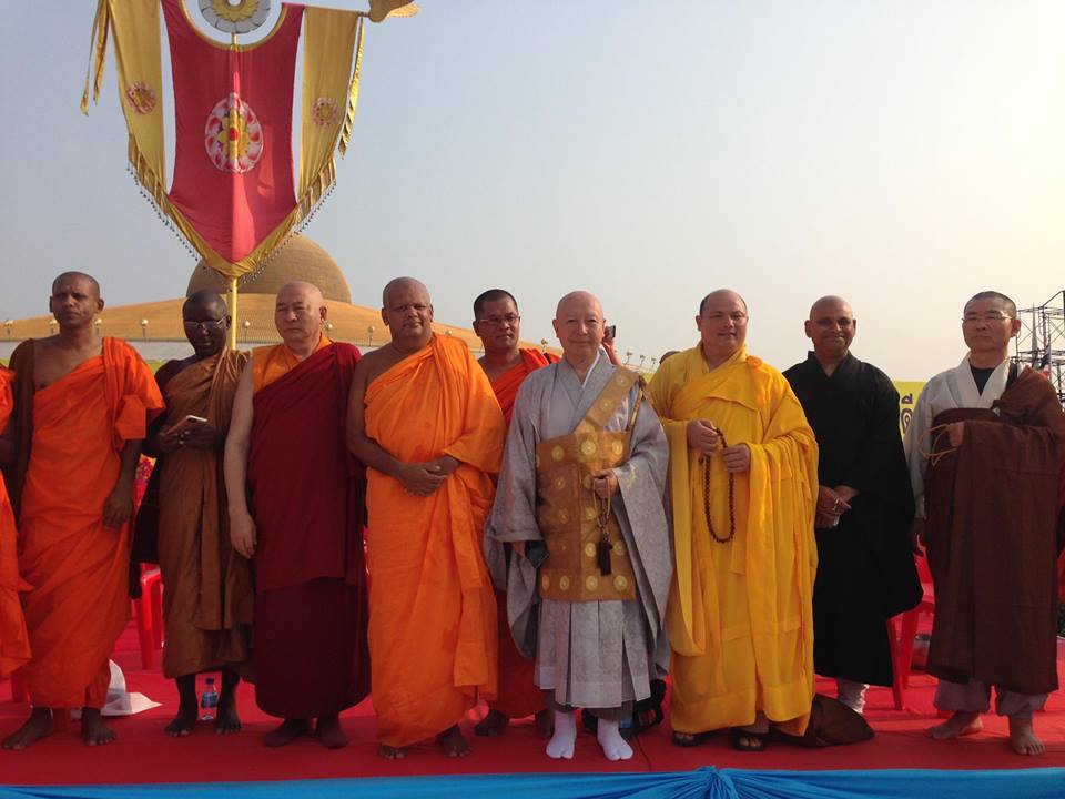 100 ngàn tu sĩ trong lễ hội khất thực tại Dhammakaya