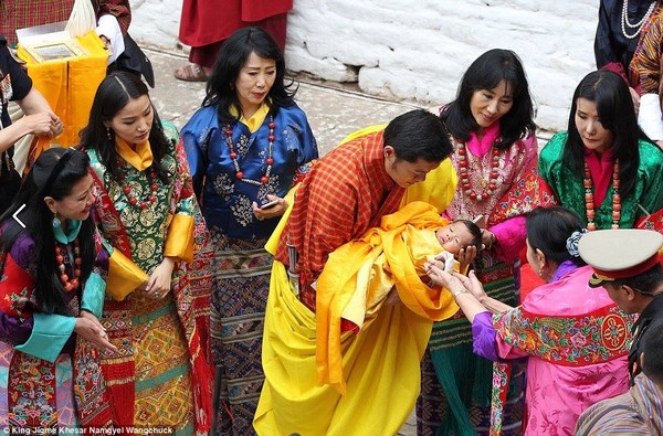 Bhutan: Chùm ảnh lễ Khai tâm đặt tên Hoàng tử theo nghi thức Phật Giáo