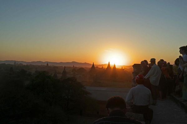 Myanmar: Chùm ảnh Ngôi Cổ tự Shwesantaw đầy quyến rũ khi ánh bình minh tỏa rạng