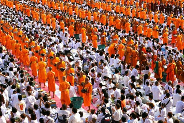 Thái Lan: Chùm ảnh 100 nghìn vị Tăng khất thực tại Tu viện Dhammakaya