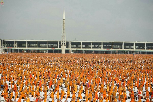 Thái Lan: Chùm ảnh 100 nghìn vị Tăng khất thực tại Tu viện Dhammakaya