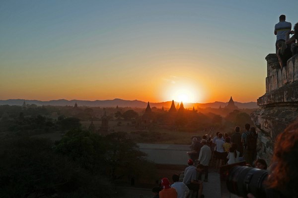 Myanmar: Chùm ảnh Ngôi Cổ tự Shwesantaw đầy quyến rũ khi ánh bình minh tỏa rạng