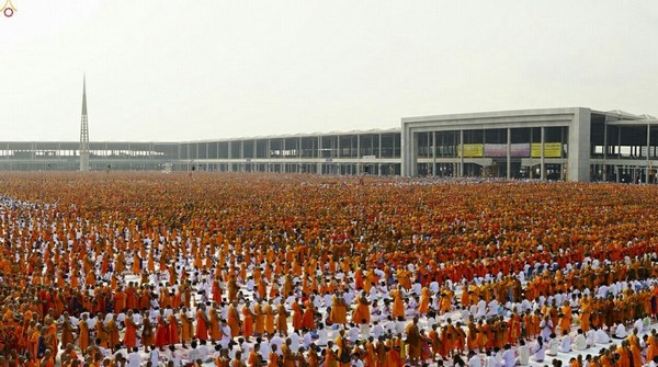 Thái Lan: Chùm ảnh 100 nghìn vị Tăng khất thực tại Tu viện Dhammakaya