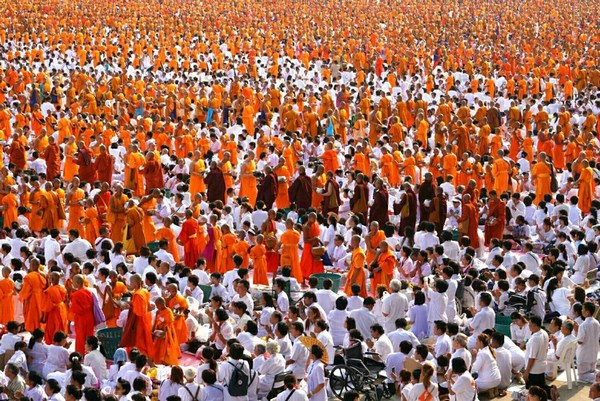 Thái Lan: Chùm ảnh 100 nghìn vị Tăng khất thực tại Tu viện Dhammakaya
