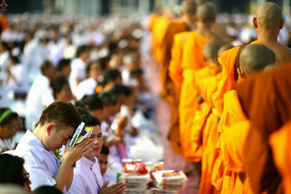 Thái Lan: Chùm ảnh 100 nghìn vị Tăng khất thực tại Tu viện Dhammakaya