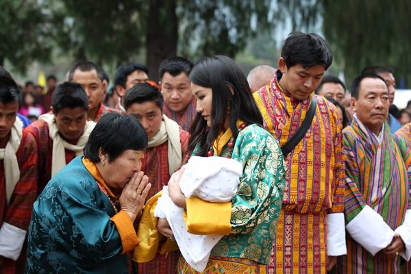 Bhutan: Chùm ảnh lễ Khai tâm đặt tên Hoàng tử theo nghi thức Phật Giáo