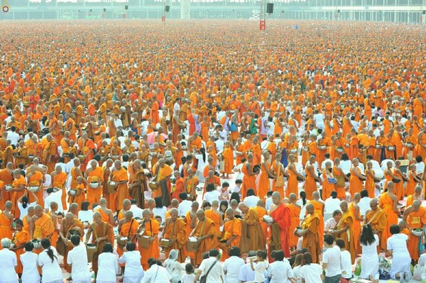 Thái Lan: Chùm ảnh 100 nghìn vị Tăng khất thực tại Tu viện Dhammakaya