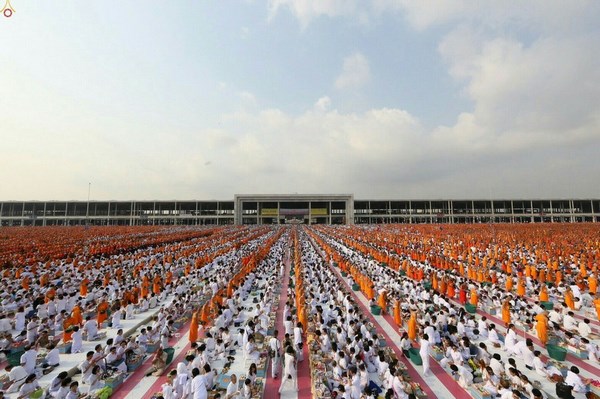 Thái Lan: Chùm ảnh 100 nghìn vị Tăng khất thực tại Tu viện Dhammakaya
