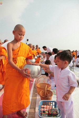 Thái Lan: Chùm ảnh 100 nghìn vị Tăng khất thực tại Tu viện Dhammakaya