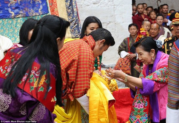 Bhutan: Chùm ảnh lễ Khai tâm đặt tên Hoàng tử theo nghi thức Phật Giáo