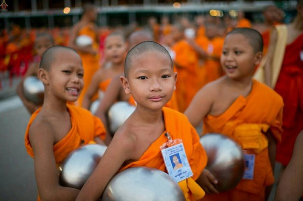 Thái Lan: Chùm ảnh 100 nghìn vị Tăng khất thực tại Tu viện Dhammakaya