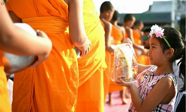 Thái Lan: Chùm ảnh 100 vị tân xuất gia khất thực gieo duyên tại tỉnh Surat Thani