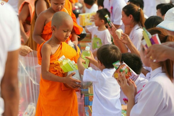 Thái Lan: Chùm ảnh 100 nghìn vị Tăng khất thực tại Tu viện Dhammakaya