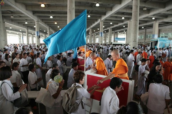 Thái Lan: Chùm ảnh 100 nghìn vị Tăng khất thực tại Tu viện Dhammakaya