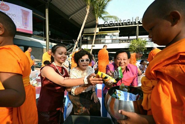 Thái Lan: Chùm ảnh 100 vị tân xuất gia khất thực gieo duyên tại tỉnh Surat Thani