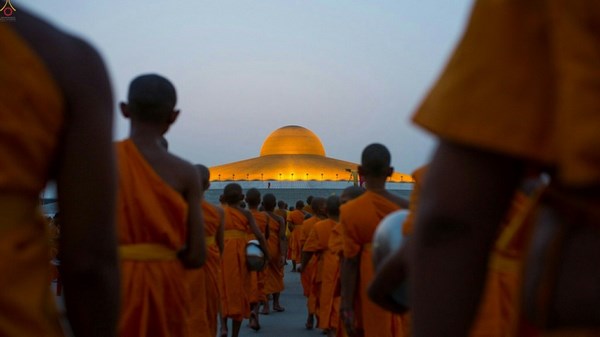 Thái Lan: Chùm ảnh 100 nghìn vị Tăng khất thực tại Tu viện Dhammakaya