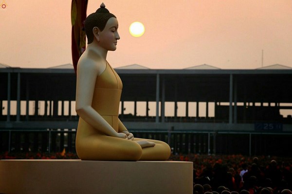 Thái Lan: Chùm ảnh 100 nghìn vị Tăng khất thực tại Tu viện Dhammakaya