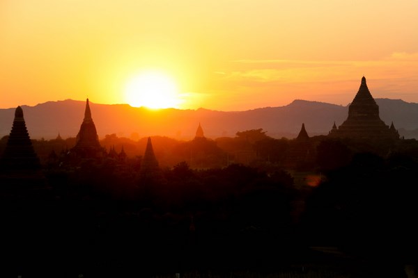 Myanmar: Chùm ảnh Ngôi Cổ tự Shwesantaw đầy quyến rũ khi ánh bình minh tỏa rạng