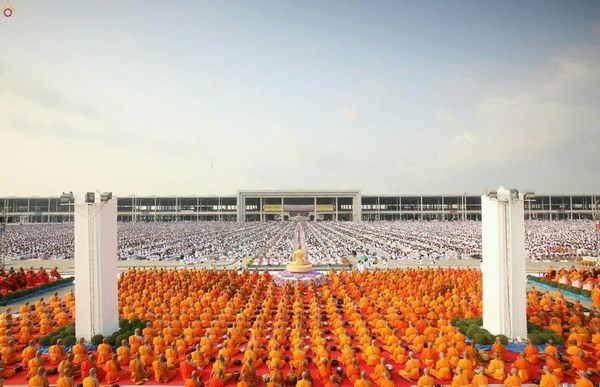 Thái Lan: Chùm ảnh 100 nghìn vị Tăng khất thực tại Tu viện Dhammakaya