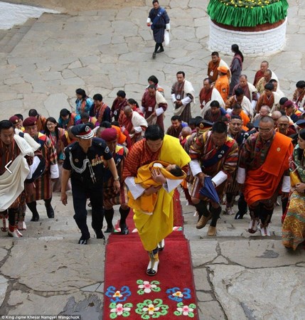 Bhutan: Chùm ảnh lễ Khai tâm đặt tên Hoàng tử theo nghi thức Phật Giáo